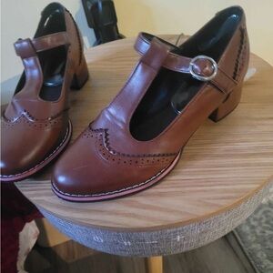 NWOT Classic Brown T-Strap Women's Shoes - Size 40 (9.5)